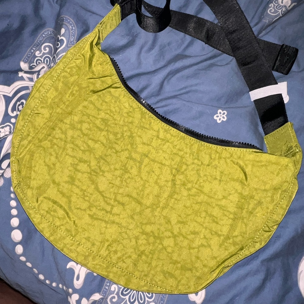 NWT medium crescent BAGGU avocado